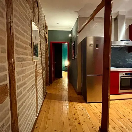 Authentic Charm And Design In Lejlighed *